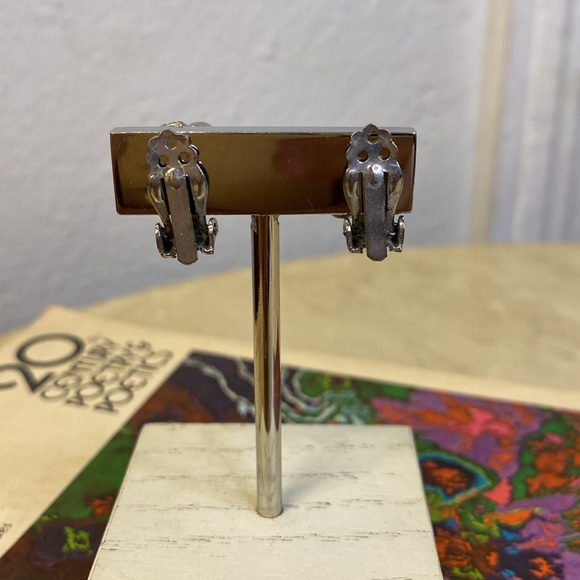 Vintage Clip-on Earrings - Picture 2 of 2